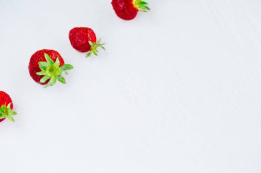 Taze çiğ sağlıklı beslenme çilek meyve plaka, izole beyaz, görünümü yukarıda, flatlay yakın-up, boşaltmak için metin, çerçeve