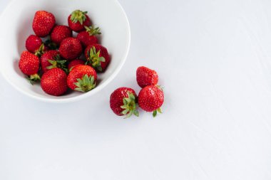 Taze çiğ sağlıklı beslenme çilek meyve plaka, izole beyaz, görünümü yukarıda, flatlay yakın-up, boşaltmak için metin, çerçeve