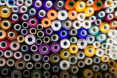 çok renkli iplik bobinleri bir kutu içinde güzel renkler standı