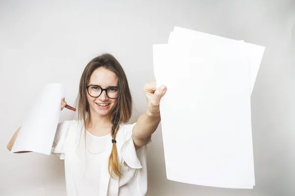 Aufgeregte Geschäftsfrau demonstriert weißen Blanko a4. Mädchen mit Brille — Stockfoto