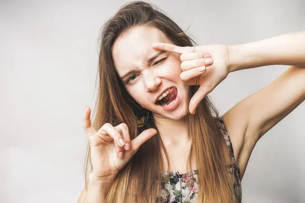 Feliz mulher positiva. menina bonita faz rostos e olha para a câmera — Fotografia de Stock