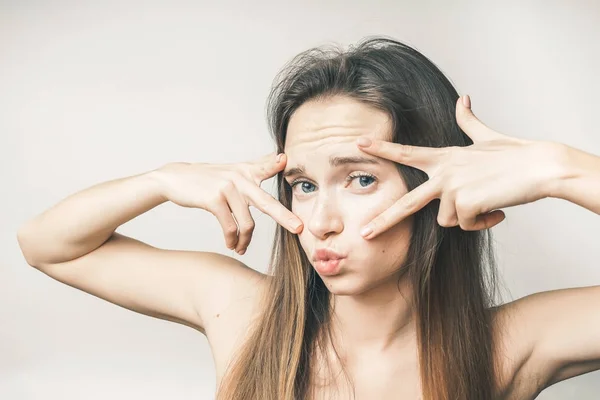 Mulher engraçada com cara de beleza. de cabelos longos linda menina olha para a câmera — Fotografia de Stock