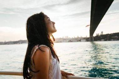 Günbatımı ve gülüyor, bir yat, bir feribot tekne gezisi, lüks Istanbul seyahat bir güzel latin kız portresi