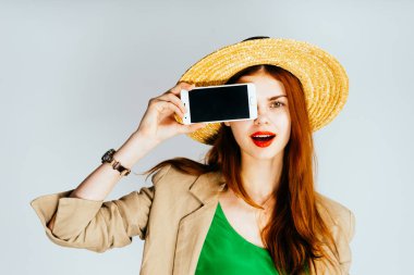 Şapkalı Kız ona telefon ekran gösterir