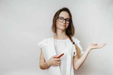 Öğretmen açıklamak ve gemide, beyaz bir arka plan üzerinde izole gösterir 