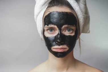 Gülümseyen, Cilt Bakımı, akne karşı gözenek temizleyici kadın yüzündeki siyah maske