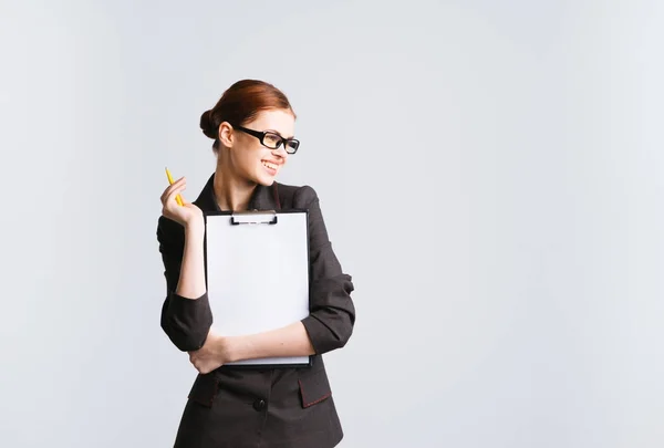 Eine Sekretärin mit Brille und Business-Anzug hält eine Akte in der Hand — Stockfoto