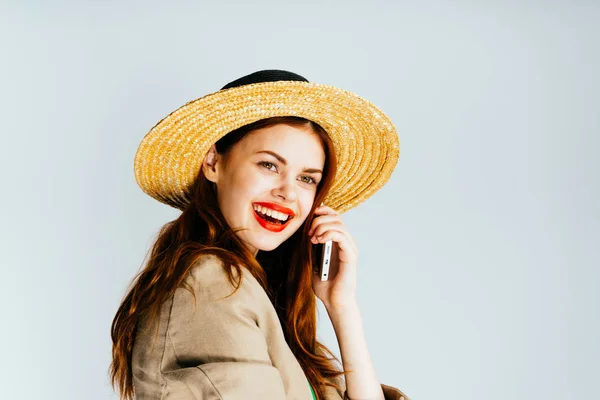 Ragazza sorridente con cappello su sfondo bianco — Foto Stock