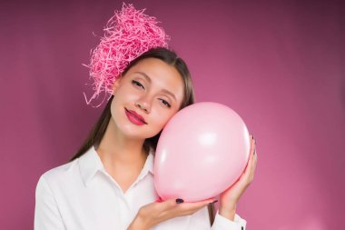 Onu balon sarılma bir pembe genç kız