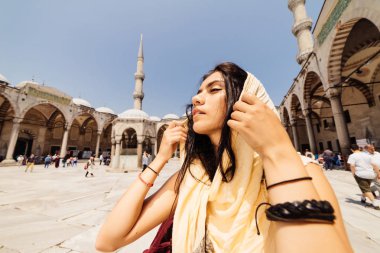 Bir eşarp genç bir Müslüman kadın Istanbul camiye gider. Yaz tatili, seyahat. İspanyol kız, İran, Suriye kadın