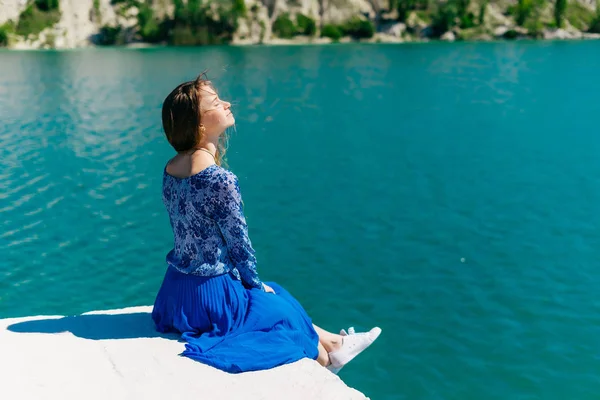 Felice donna sorridente in tropicale fuori seduto sulla spiaggia, rilassante, godersi le vacanze estive di viaggio, primo piano ritratto sopra copyspace acqua blu — Foto Stock