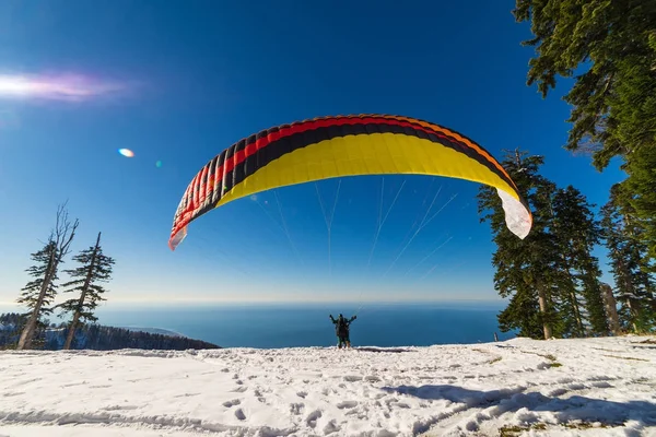 La chica va a volar sobre el mar — Foto de Stock