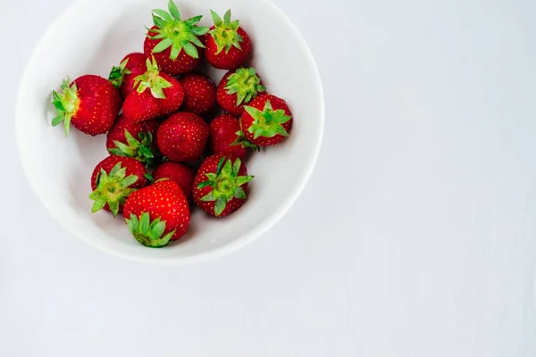 Fraises fraîches crues diète saine fruits en assiette, isolées sur blanc, vue ci-dessus, plan rapproché flatlay, espace pour le texte, cadre — Photo