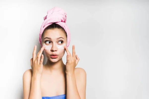 Έκπληκτος πρόσωπο γυναίκας αφής μπαλώματα κάτω από τα μάτια, απομονωμένη. Ομορφιά φροντίδα του δέρματος, copyspace — Φωτογραφία Αρχείου