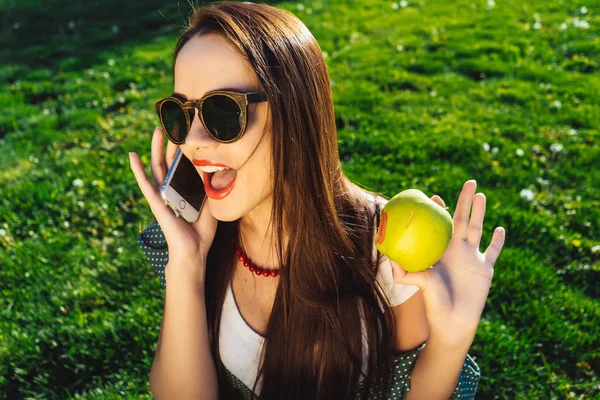 Kadın görüşmeler ile mobil, sürpriz yüz, dedikodu sıcak haberleri tartışmak