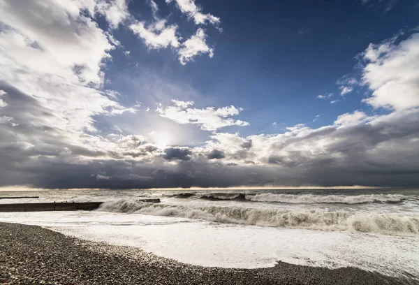 Gün batımında fırtınalı havalarda ıssız taş beach