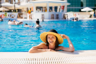 Yüzme Havuzu içinde şapkalı mutlu kadın