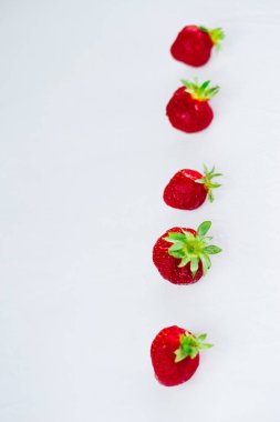 Taze çiğ sağlıklı beslenme çilek meyve plaka, izole beyaz, görünümü yukarıda, flatlay yakın-up, boşaltmak için metin, çerçeve