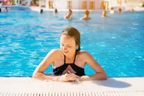 Vista superior acima piscina e mulher relaxante feliz na água, sobre fundo de água — Fotografia de Stock