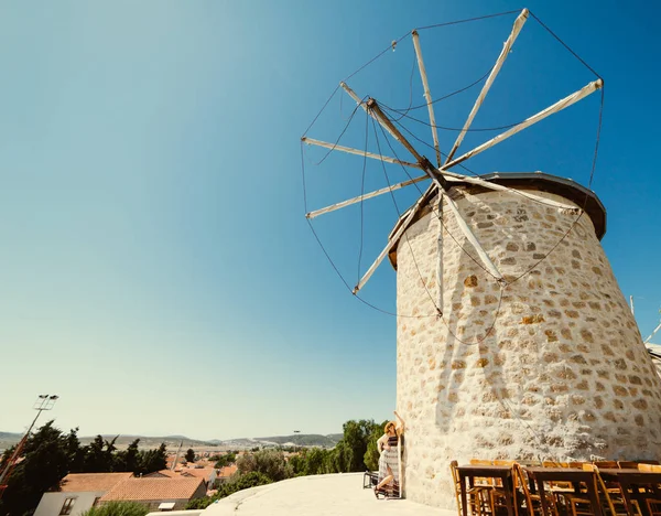 Dívka u staré větrné mlýny. Letní prázdniny v Evropě, dovolená, cestovatel. Španělsko, Řecko, Turecko. — Stock fotografie