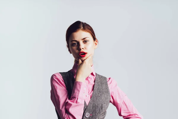 Menina ruiva com lábios vermelhos olha atentamente para a câmera e sorri, isolado — Fotografia de Stock