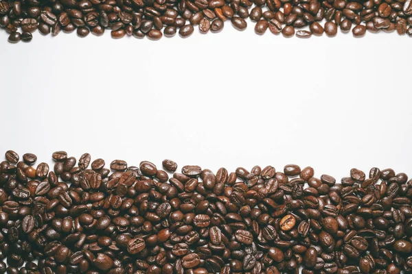 Ομαλά που αρωματικό καφέ φασόλια καφέ πάνω και κάτω σε λευκό φόντο — Φωτογραφία Αρχείου