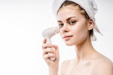 sonra duş yüz peeling, izole iş başında beyaz havlu ile kız