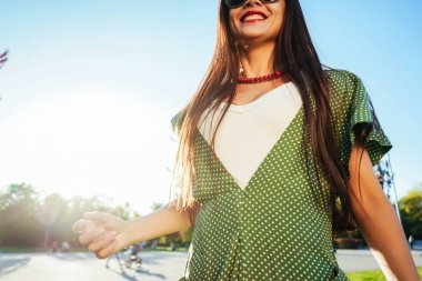 Mutlu gülümseyen Parlatıcı genç kız, sevinç, zevk almak hayat, özgürlük yaz Parlatıcı kavramı