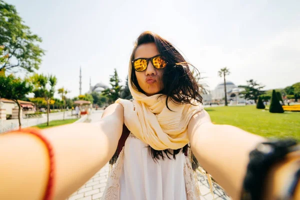 Egy gyönyörű latin lány selfie, egy fénykép-ból maga teszi, görbék, és megmutatja az ajka egy kacsa — Stock Fotó