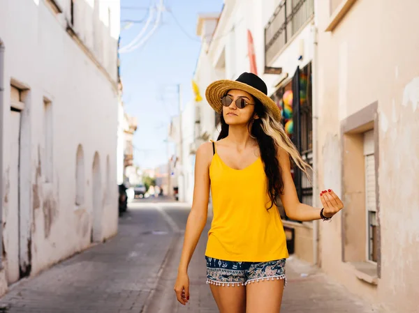 Düşünme kadın turist şapkalı, yaz seyahat tatil kavramı. Sokaklarda yürüyüş