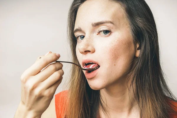 Femme aiment manger du yaourt, offre, régime alimentaire. la fille mange de la nourriture appétissante — Photo