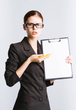 başarılı emin iş kadın gözlük ve takım belgeleri elinde tutan, çok mutsuz görünüyor