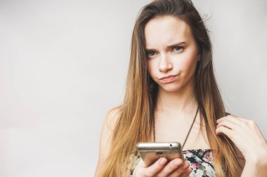 Kameraya bakarak kadın ile telefon, uzun saç,