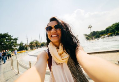Mutlu kız gezgin bir fotoğraf kendini yapar