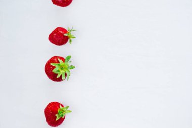 Taze çiğ sağlıklı beslenme çilek meyve plaka, izole beyaz, görünümü yukarıda, flatlay yakın-up, boşaltmak için metin, çerçeve