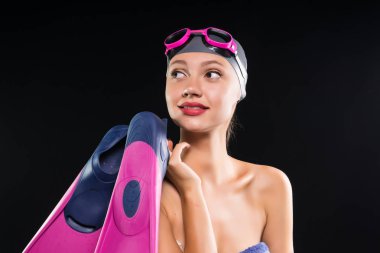 Kendine güvenen kadın yüzücü bir yüzme kap ve palet tutan gözlük gülümseyen