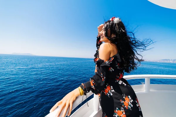 Kadın zevk onun yat, lüks tatil gezisi, Deniz Manzaralı sahiptir