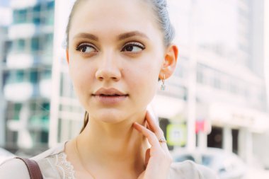 şehrin sokaklarında yürürken, poz büyük gözlü güzel genç kız