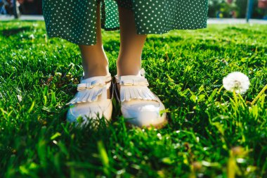 Backgroung yaz metin, çim closeup bacaklarına ilham ve motivasyon için