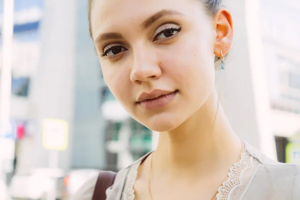 Attraente bella ragazza modello a piedi per la città, in posa — Foto Stock