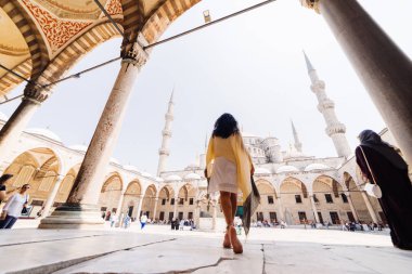 Bir eşarp genç bir Müslüman kadın Istanbul camiye gider. Yaz tatili, seyahat. İspanyol kız, İran, Suriye kadın