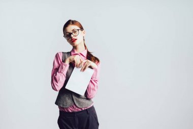 çekici şık Kız bardaklarda, pembe gömlek poz, bir defter elinde tutan