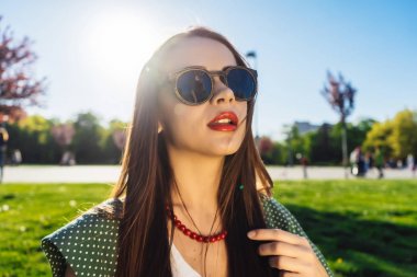 Kadın moda gözlük dışında. Yaz glamour gülümseyen kız