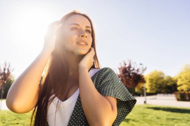 Mutlu kadının özgürlük ve yaz güneş