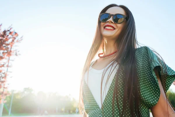 Positiva moda brillare sorridente ragazza godere la vita, ridendo — Foto Stock