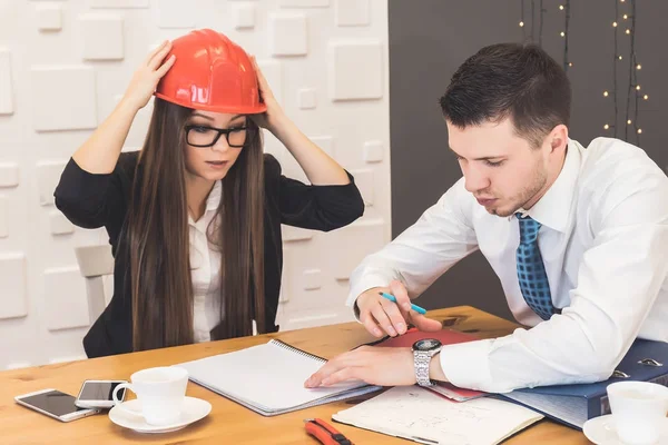 Jonge succesvolle jongen en meisje ontwerpers werken samen aan een project in het kantoor — Stockfoto