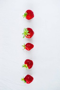 Taze çiğ sağlıklı beslenme çilek meyve plaka, izole beyaz, görünümü yukarıda, flatlay yakın-up, boşaltmak için metin, çerçeve