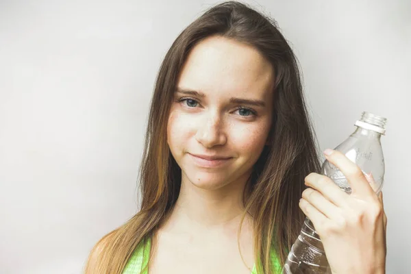 Mulher saudável feliz com água, bebidas, sorrindo e olhando para a câmera — Fotografia de Stock