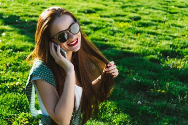 Kadın ile gülümseyen hareket eden, konuşma, söz. Güneş gözlüklü kız