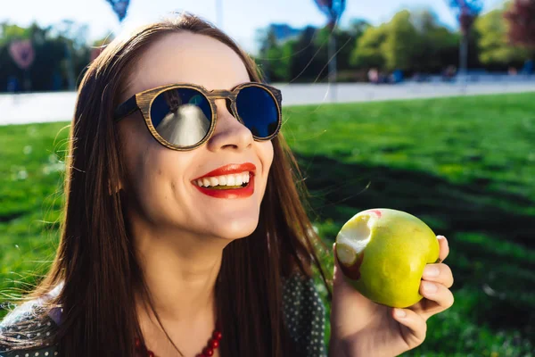 Mujer joven mostrando sonrisa blanca, concepto dental, dientes sanos — Foto de Stock